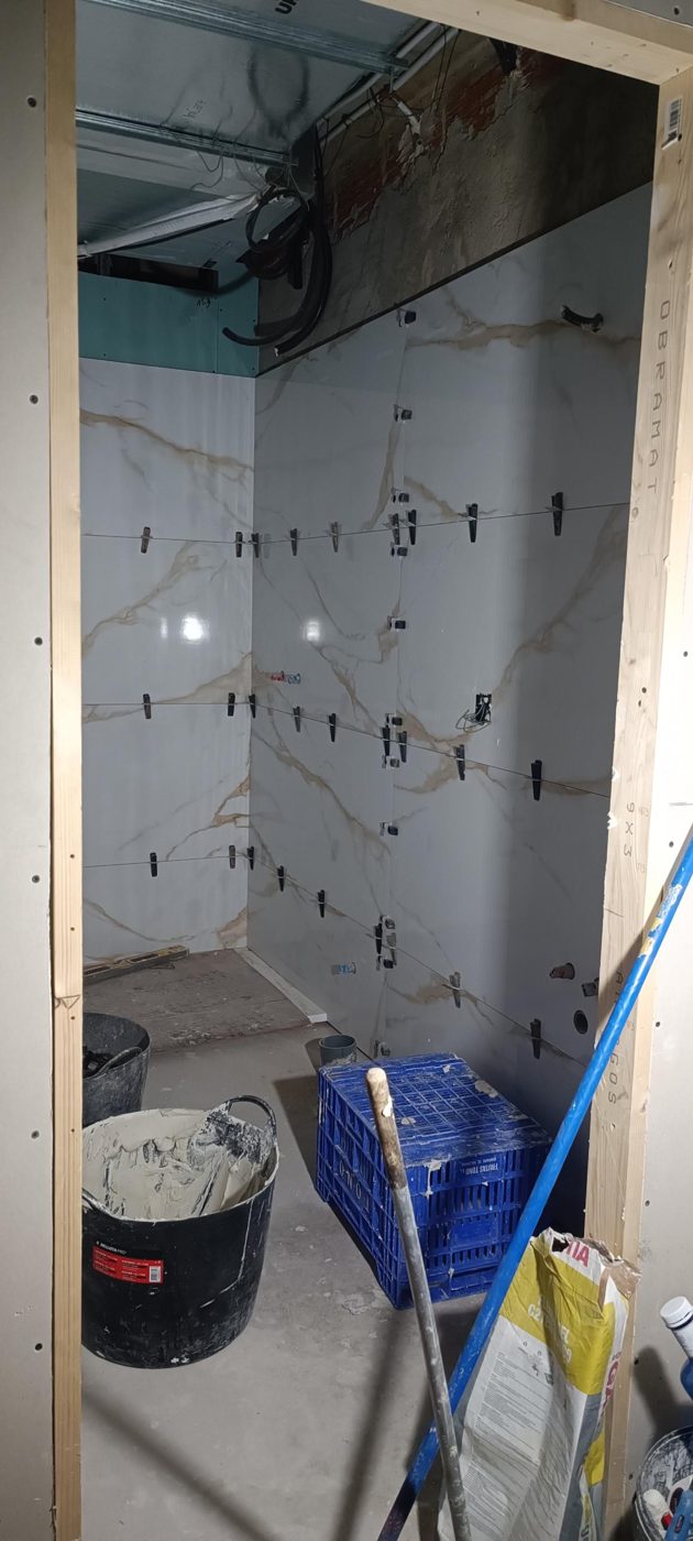Baño en gran formato durante la obra