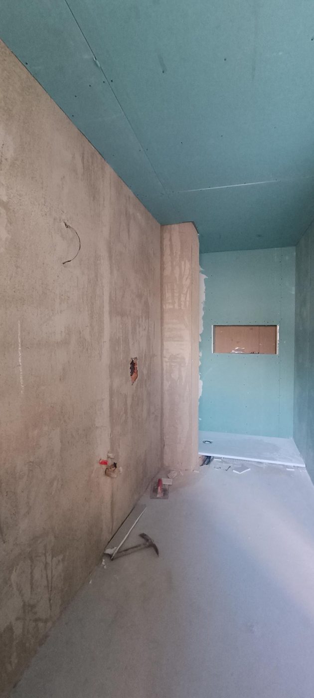 Baño de la planta alta durante la obra