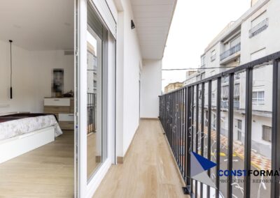 Balcón de la primera planta con suelo porcelánico efecto madera