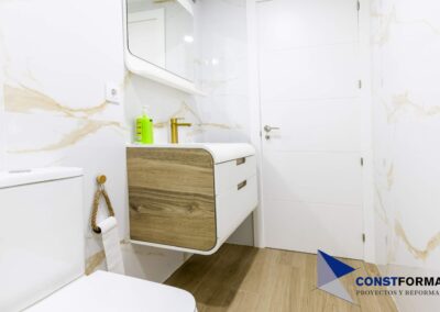 Mueble de lavabo suspendido en madera y blanco