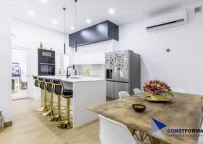 Cocina abierta con isla y comedor, reforma integral en Almussafes