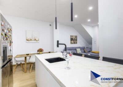Cocina con isla y encimera porcelánica, reforma en Almussafes