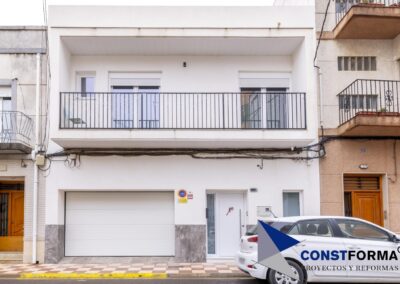 Fachada de casa reformada en Almussafes por Constforma
