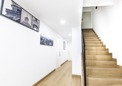 Pasillo y escalera con suelo porcelánico efecto madera