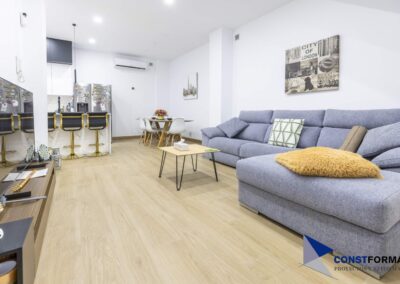Salón con suelo porcelánico efecto madera, reforma en Almussafes