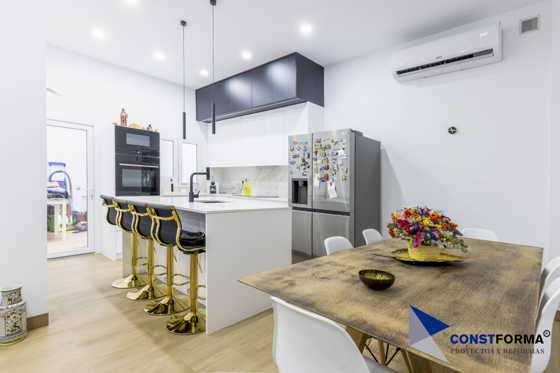 Cocina abierta con isla y comedor, reforma integral de Constforma